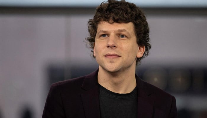 Jesse Eisenberg recalls bad memories on hosting Saturday Night Live