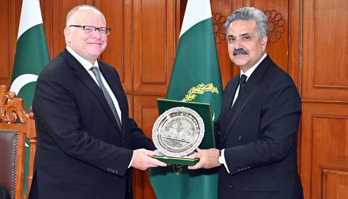 Chief Justice of Pakistan Yahya Afridi presenting souvenir to International Monetary Fund delegation at Supreme Court of Pakistan, Islamabad, February 11, 2025. — SC website