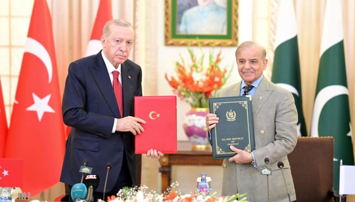 President of Turkiye RecepTayyip Erdogan and Prime Minister of Pakistan Muhammad Shehbaz Sharif display joint declaration of 7th meeting of Turkiye-Pakistan High Level Strategic Cooperation Council in Federal Capital. — ONLINE