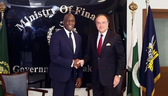 The director general and vice-president director of the International Finance Corporation, Makhtar Diop and the Minister of Finance, Mohammad Aurangzeb, serve a hand after a meeting in the finance division. - PID