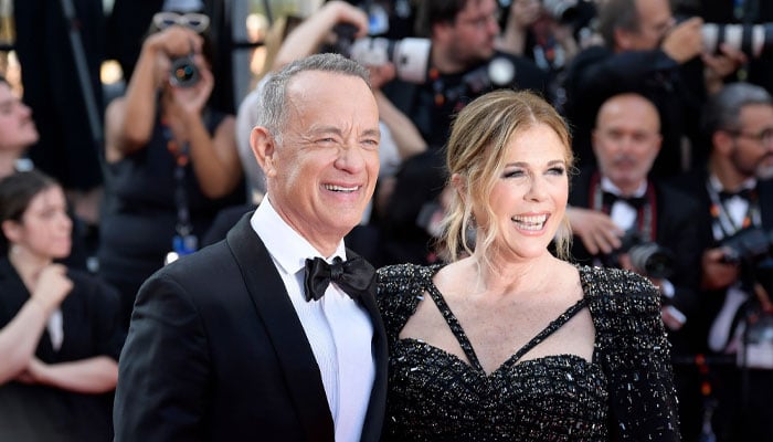 Tom Hanks, Rita Wilson make dramatic exit at SNL 50th anniversary concert