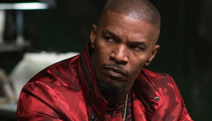 Does Jamie Foxx stay aloof from love?