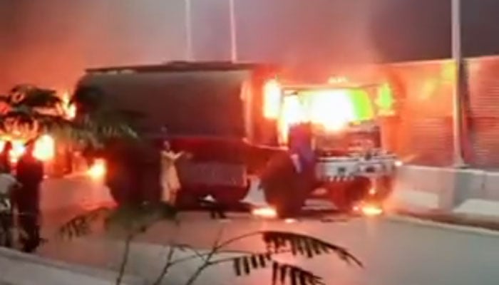 The image shows one of the five trucks that were burned down by rabid demonstrators on Chowrangi prison in Karachi on February 17, 2025. - YouTube / Geo News / ScreenGub