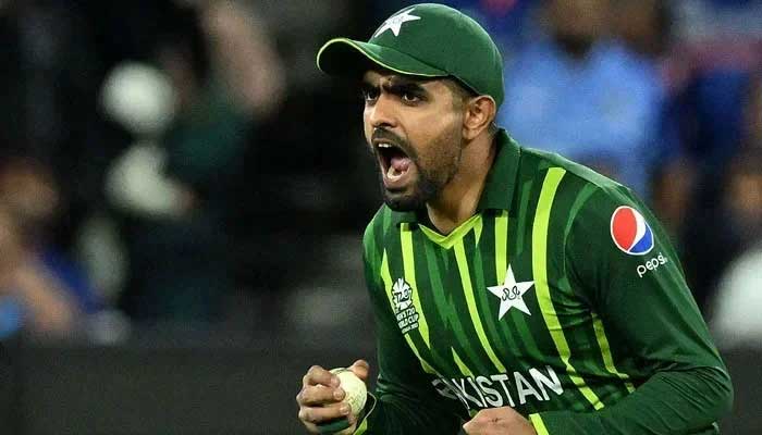 Babar Azam celebrates the catch of Indias Hardik Pandya during the ICC mens T20 World Cup 2022 cricket match in Melbourne on October 23, 2022.— AFP