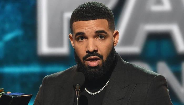 Drake solves Sydney fans job problem in a surprising manner