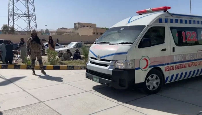 The photo shows an ambulance taking people injured in the hospital. - YouTube / Geo News / Screengrab