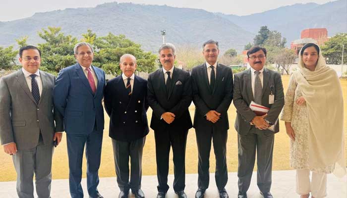 Prime Minister Shehbaz Sharif (third from left) meets Chief Justice of Pakistan (CJP) Yahya Afridi (Centre) at Chief Justice House in Islamabad, February 19, 2025. — SC website