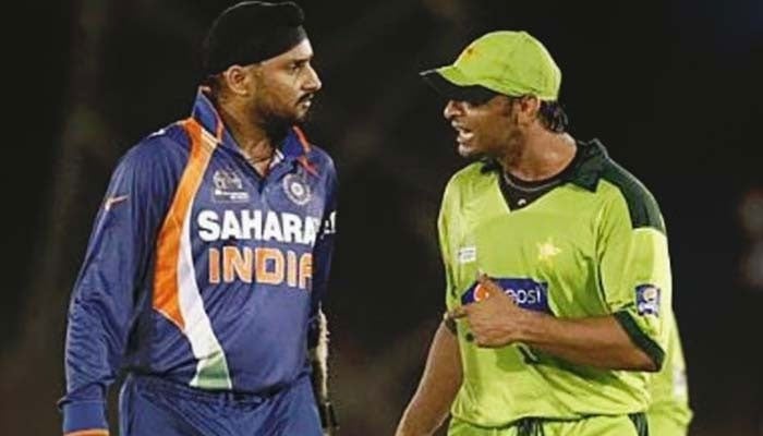 Harbhajan Singh (left) and Shoaib Akhtar. — Hindustan Times/X/File