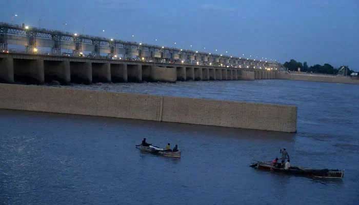 Fishing fisherman on their boats at the Industry Kotri river dam. - App / file