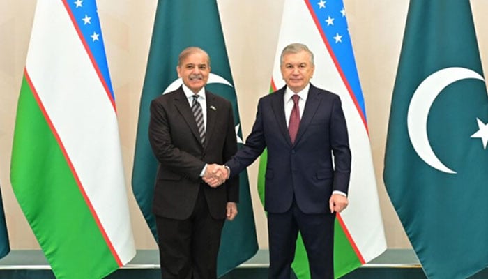 PM Shehbaz Sharif (left) shakes hands with Uzbekistans President Shavkat Mirziyoyev in Tashkent on February 26, 2025. — APP