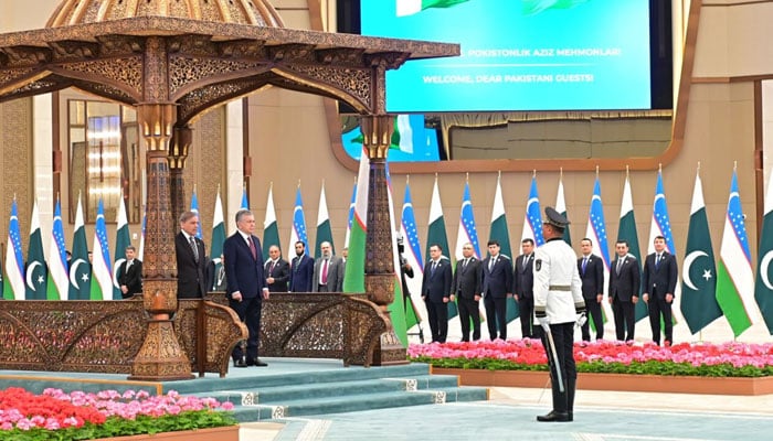 PM Shehbaz Sharif pictured alongside Uzbek President Shavkat Mirziyoyev Tashkent Congress Centre during guard of honour ceremony on February 26, 2025. — APP