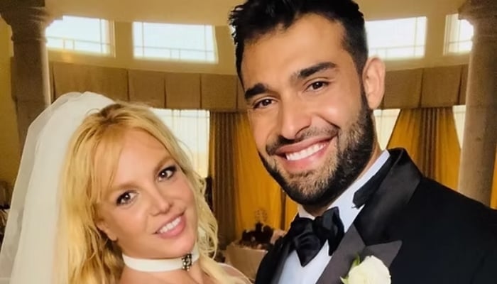 Photo: Britney Spears finds Sam Asgharis new antics odd: Source