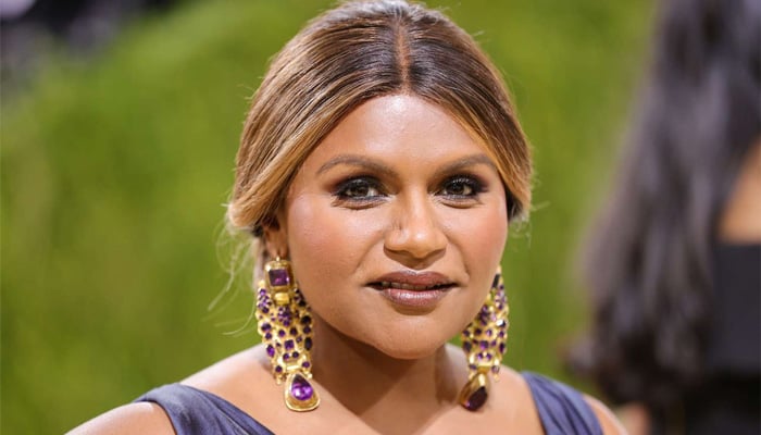 Mindy Kaling makes headlines with sleek look at Jimmy Kimmel Live!