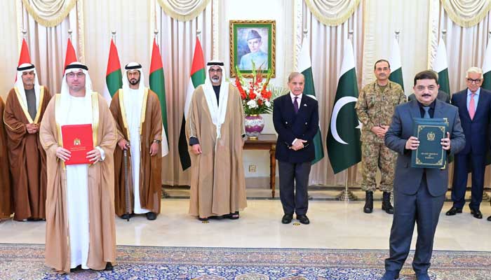 Prime Minister Shehbaz Sharif and Abu Dhabi Crown Prince Sheikh Khaled bin Mohamed bin Zayed  witness the exchange of several MoUs and agreements between the two countries on February 27, 2025. — PID