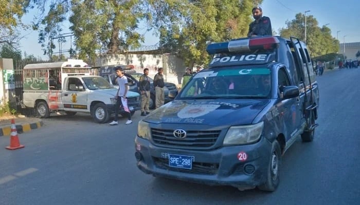 A police mobile van patrols on a road in Karachi on February 18, 2023. —AFP/File