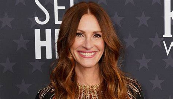 Julia Roberts wins French award and revives iconic 1990 look