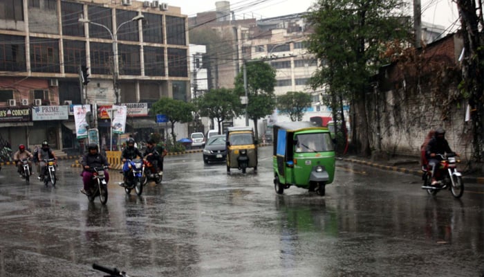 Commuters make their way amid rain showers, at Shimla Hill in Lahore on Thursday, February 27, 2025. — PPI