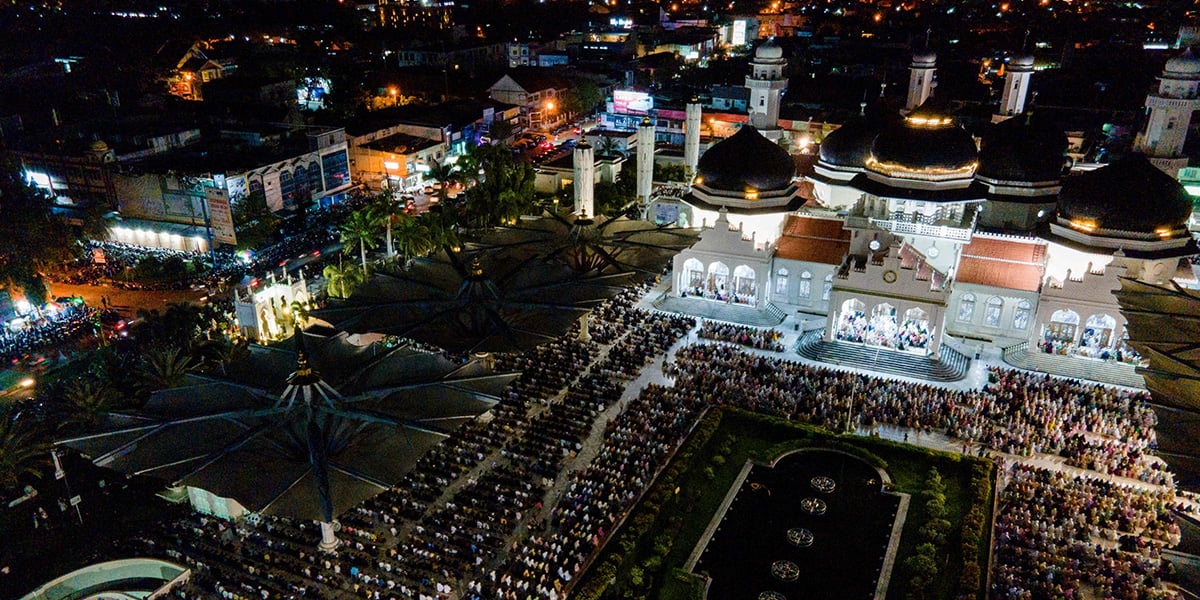 An aerial view shows Muslims offering their first Taraweeh prayers to mark the start of the fasting month of Ramadan, at Baiturrahman Grand Mosque in Banda Aceh on February 28, 2025. — AFP