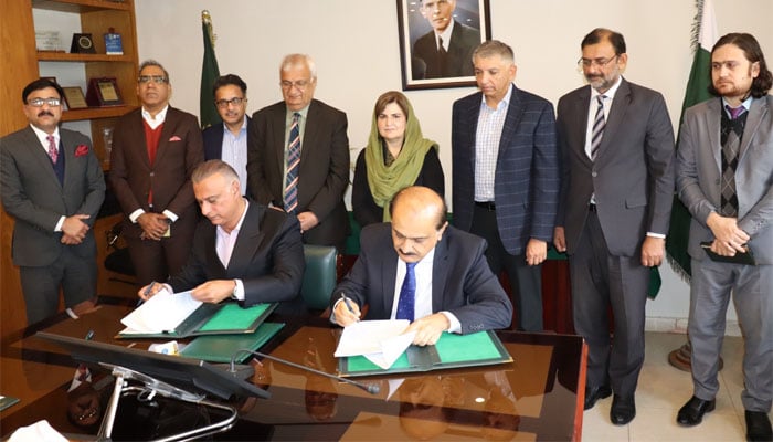 Representatives of Ministry for Federal Education and Khan Academy sign a memorandum of understanding to bring Khanmigo AI to Pakistani schools. —Ministry of Federal Education