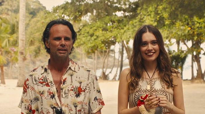  Walton Goggins Defends Age Gap Relationship in 'The White Lotus' Season 3 