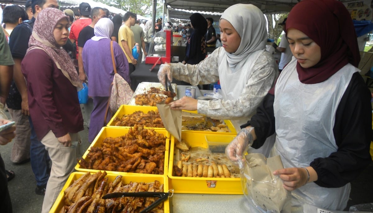 People buy food for Iftar during the holy month of Ramadan at a market in Bandar Seri Begawan, Brunei, March 2, 2025. — Xinhua