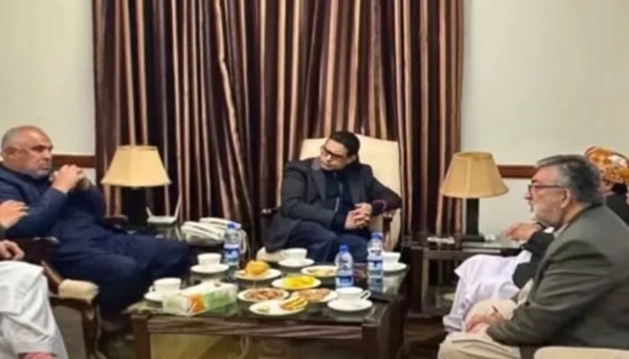 PTI leaders comprising Salman Akram Raja, Asad Qaiser meet JUI-F delegation including Maulana Abdul Ghafoor Haideri and Senator Kamran Murtaza on March 10, 2025. — Screengrab via Geo News