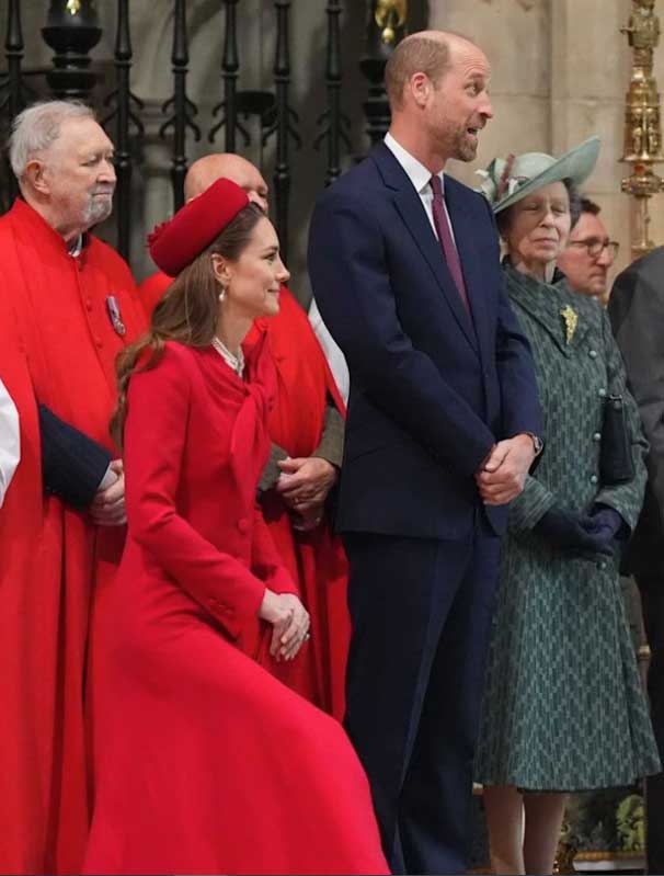 Kate Middleton wins hearts with curtsy to King Charles