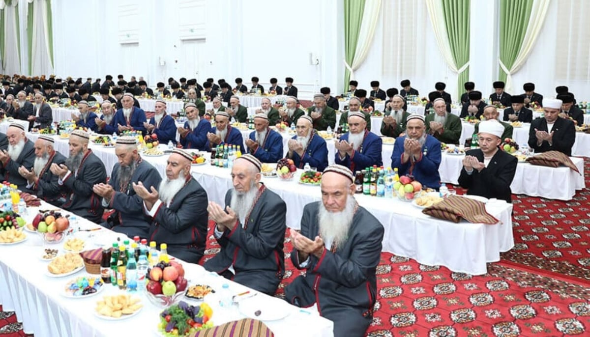 Iftar at Hezreti Omar Mosque. —Business Turkmenistan/File