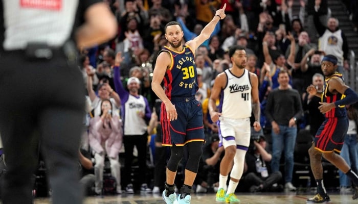 Stephen Carrie #30 Golden Stayet Woorers reacts after his professional career achieved the fourth place against Sacramento King AFP