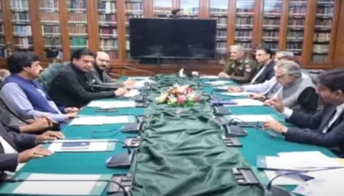 Pakistan Muslim League Nawaz (PML-N) and Pakistan Peoples Party (PPP) leaders in a meeting at Governor House punjab, March 15, 2025. —Screengrab via Youtube@GeoNews