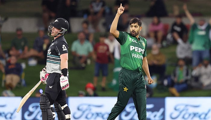 Pakistan's Harris Rove (PBUH) celebrates the share of New Zealand Tim Sever (PBUH) during the twenty -fourth international cricket match between New Zealand and Pakistan in Bay Offal, Mount Monjoiny on March 23, 2025. - AFP.